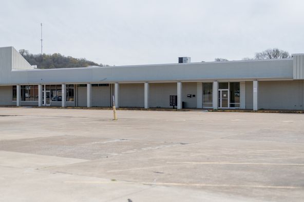 Brooklyn Shopping Center: 923-951 East College Street, Pulaski, TN 38478